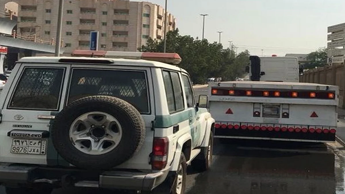عرض حياة الآخرين للخطر.. «مرور جدة» يضبط قائد شاحنة كان يقود بسرعة عالية