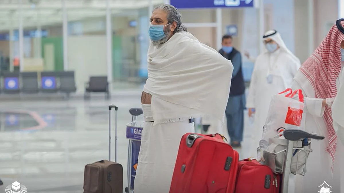 مع انطلاق المرحلة الثالثة للعمرة.. شاهد وصول أول أفواج المعتمرين من خارج المملكة