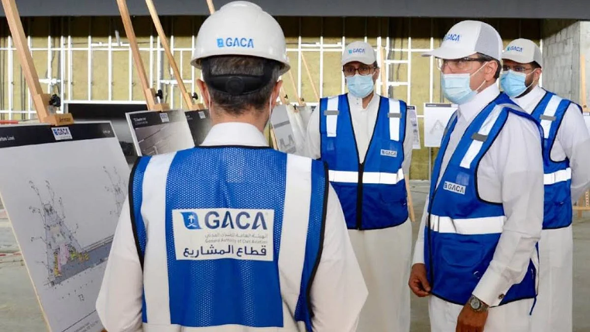 بالصور.. وزير النقل يقوم بجولة ميدانية في مطار الملك خالد الدولي بالرياض