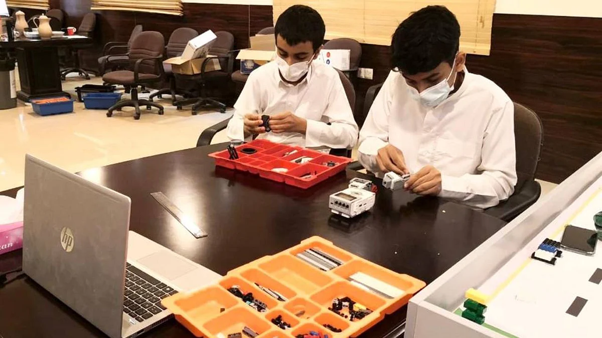«الخضر والحودي» من «تعليم القصيم» إلى الروبوت العالمي في كندا