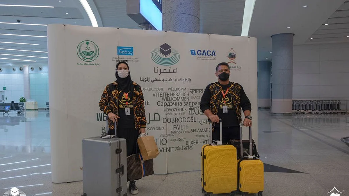 بالصور.. وزارة الحج والعمرة تستقبل الفوج الثالث من معتمري الخارج