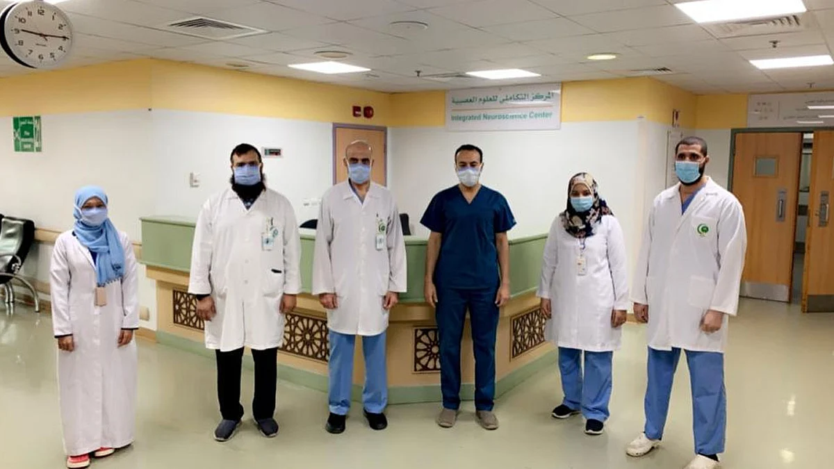 استئصال ورم بالدماغ لعشريني وهو بكامل وعيه في عملية نادرة بمكة