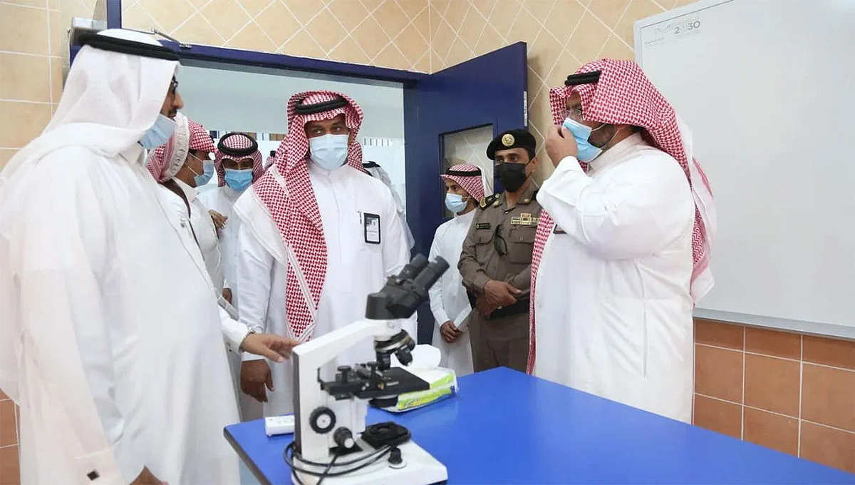 محافظ الداير بني مالك يتفقد عدداً من المشروعات التعليمية بالمحافظة