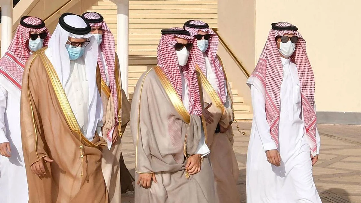 بالصور.. وزير الخارجية يستقبل نظيره البحريني بمطار الملك خالد الدولي