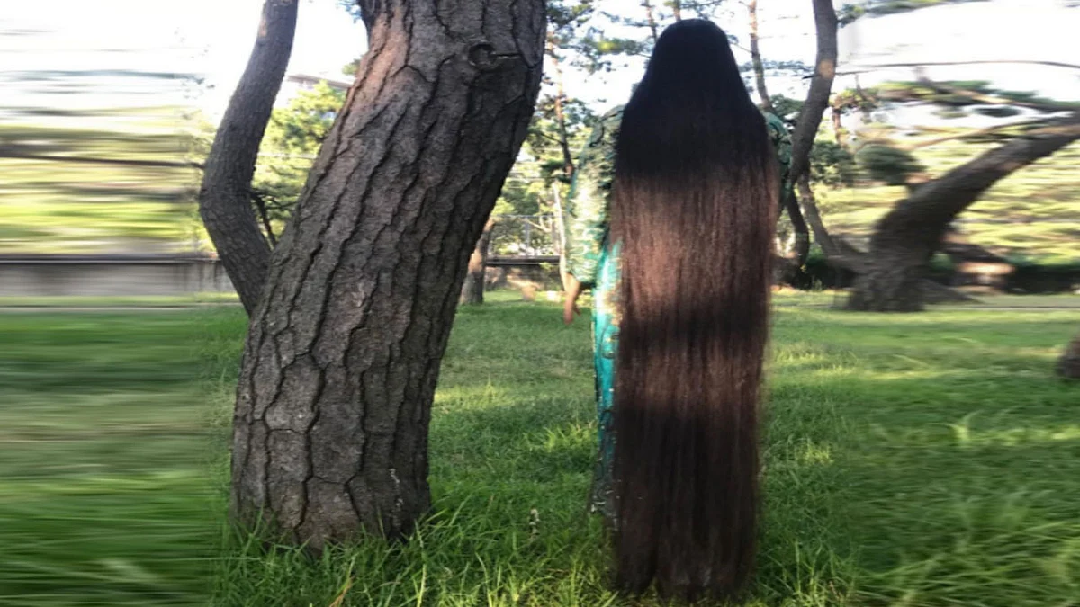 فتاة ثلاثينية لم تقص شعرها منذ 15 عامًا ويقترب طوله من هذا الرقم