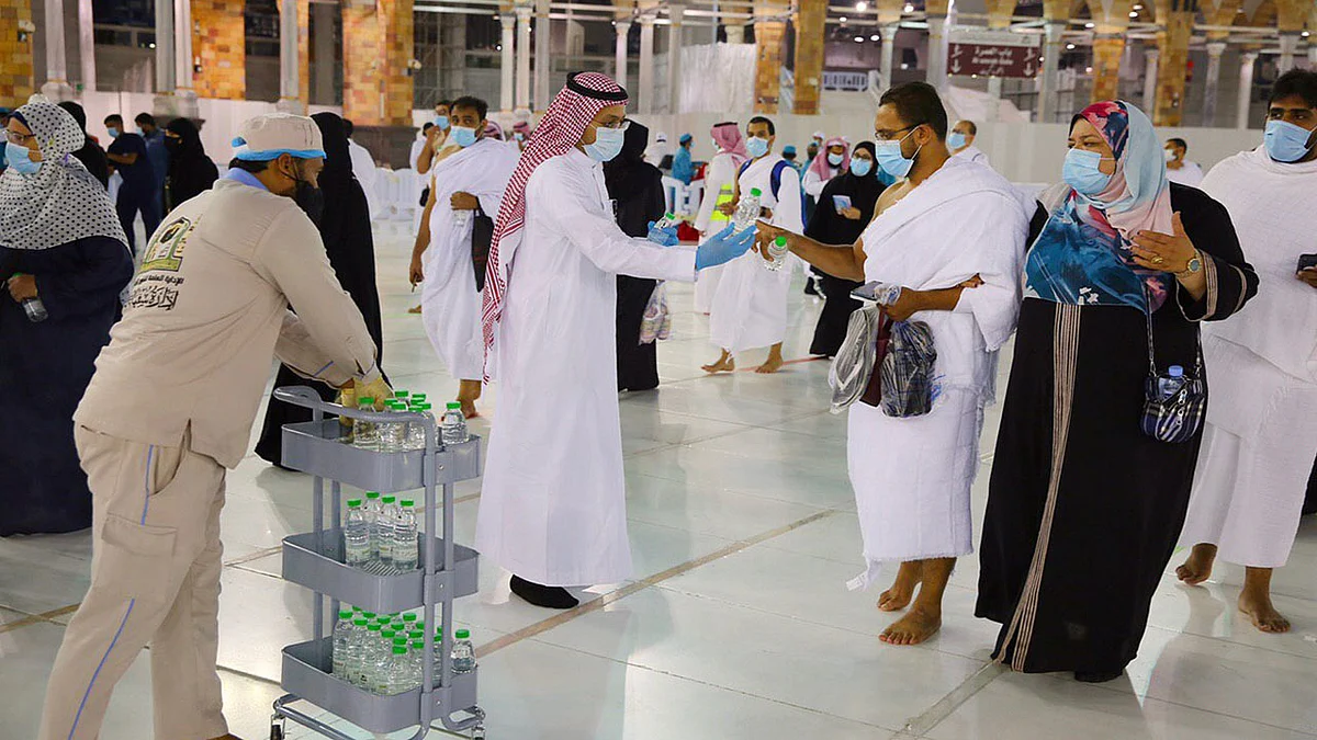 بالصور.. عربات متحركة لتوزيع ماء زمزم بالمسجد الحرام