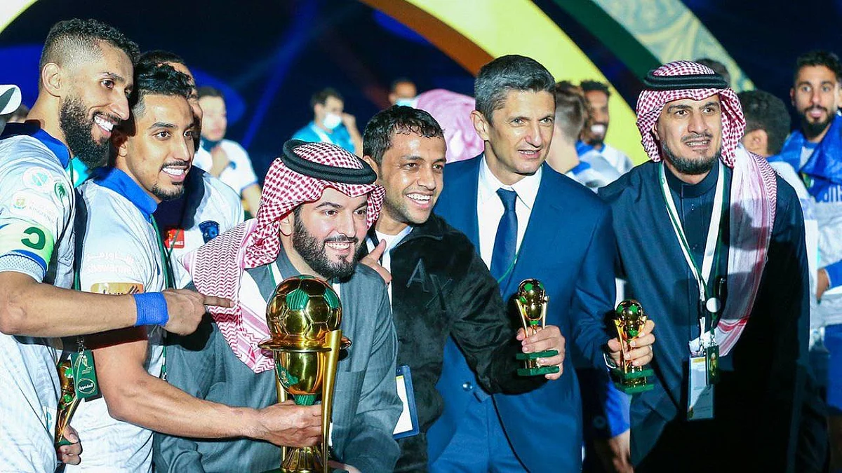 «فيفا» يحتفي بفوز الهلال بكأس الملك.. وخطأ بحق لاعب النصر