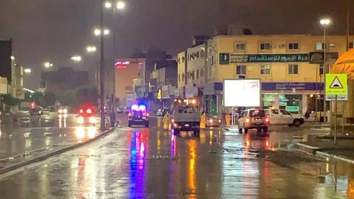 بالصور.. معالجة تجمعات السيول وفتح طرق بريدة أمام الحركة المرورية