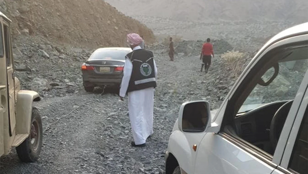 فريق «ساعد» بالمدينة ينقذ أسرة علقت في جبال وعرة 3 أيام