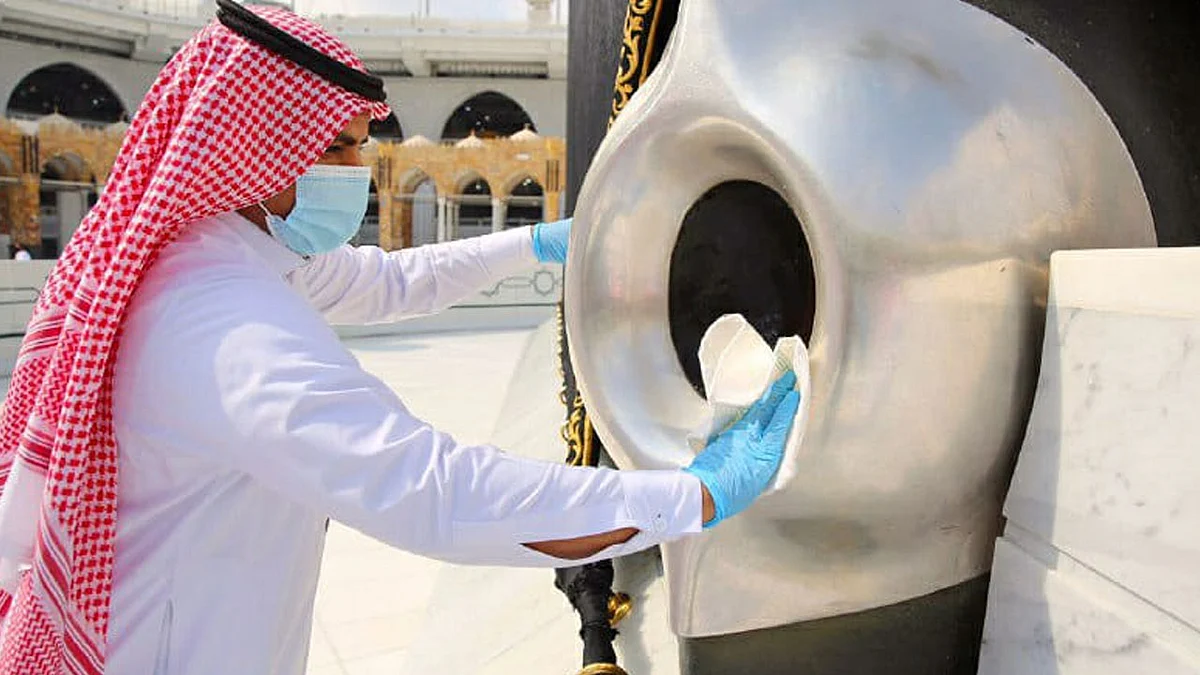 بالصور.. تعقيم وتطييب حجر إسماعيل والحجر الأسود 10 مرات يوميًّا