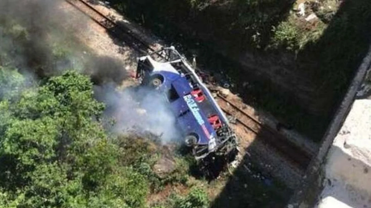 البرازيل.. مقتل 17 شخصًا إثر سقوط حافلة من فوق أحد الجسور