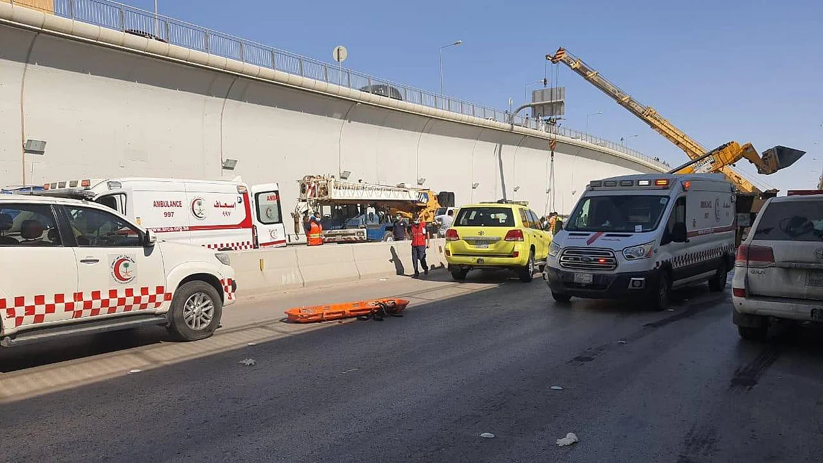 الهلال الأحمر يباشر حادث سقوط «شاحنة الحصى» بثلاث فرق إسعافية