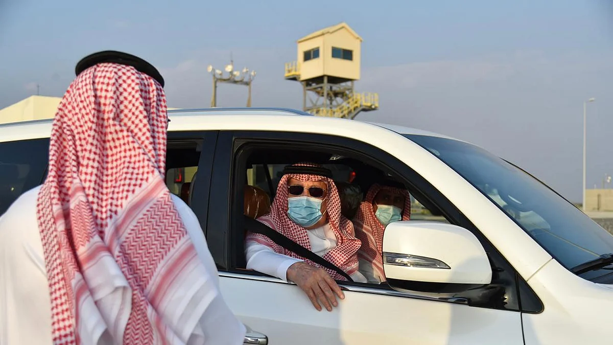 بالصور.. أمير جازان يتفقد مرفأ الصيادين وشاطئ الشقيق بمحافظة الدرب