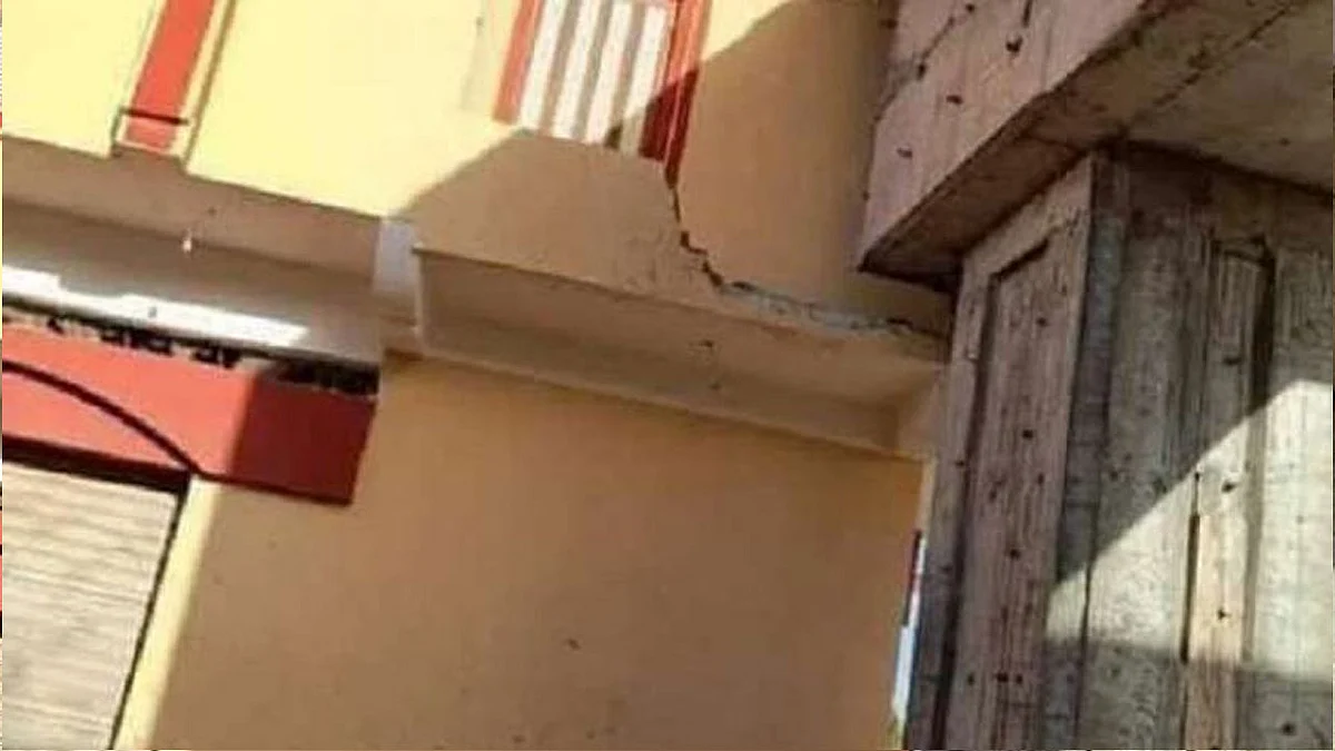 بالصور.. كوبري في مصر يخترق شقة سكنية.. و«النقل» تكشف تفاصيل الواقعة