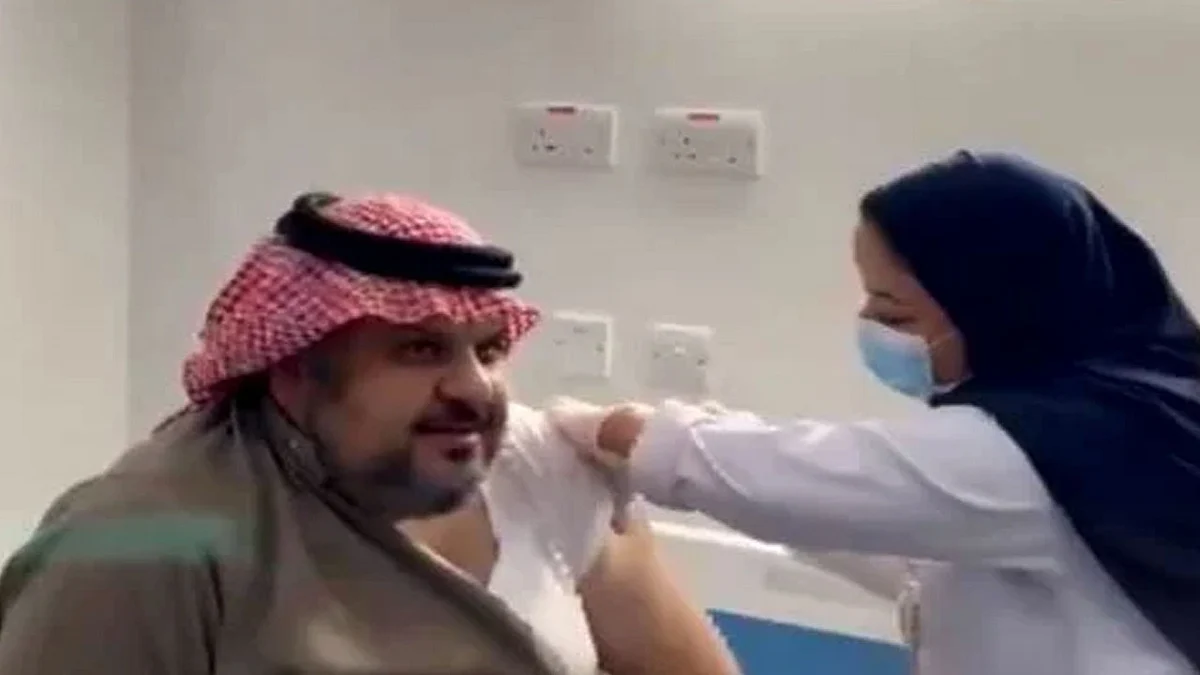 مقطع يوثق لحظة تلقي الأمير عبدالرحمن بن مساعد لقاح كورونا