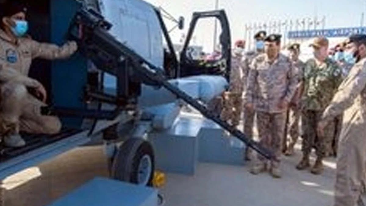 بالصور.. قائد القوات البحرية يدشن طائرات عامودية - قتالية