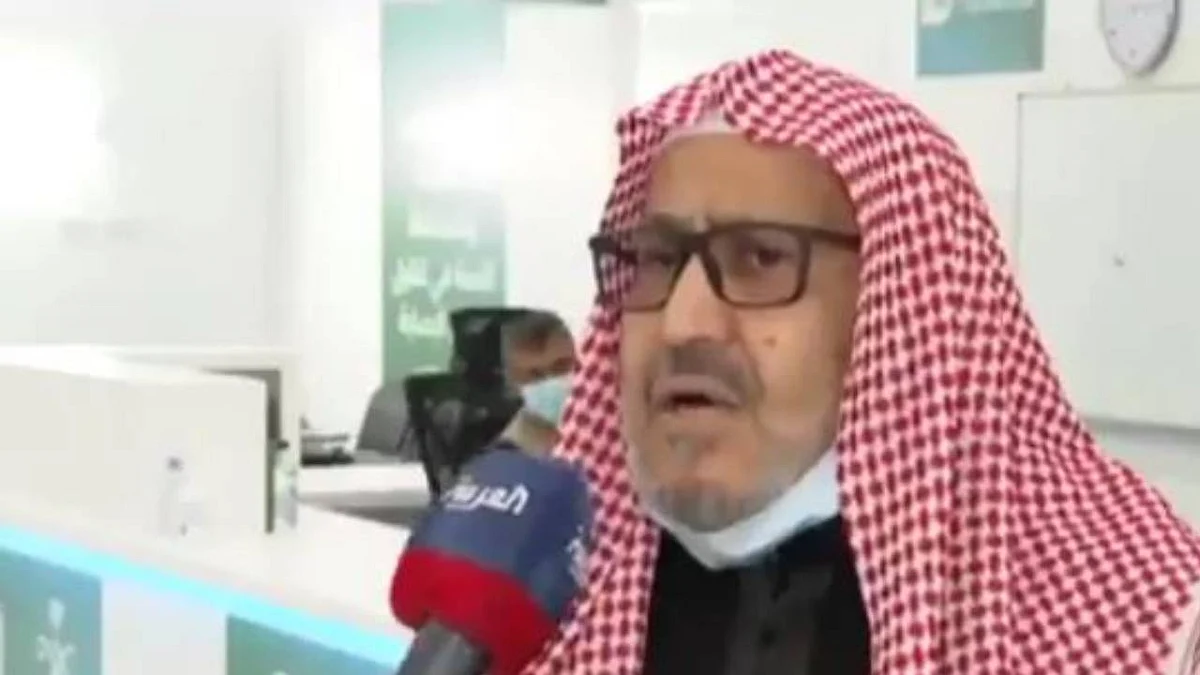 بعد حصوله على التطعيم.. مسنٌّ يصطحب زوجته لتلقي لقاح كورونا