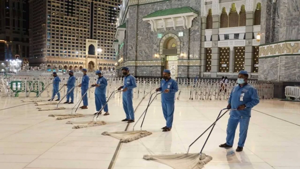 20 فرقة لمكافحة الحشرات في المسجد الحرام