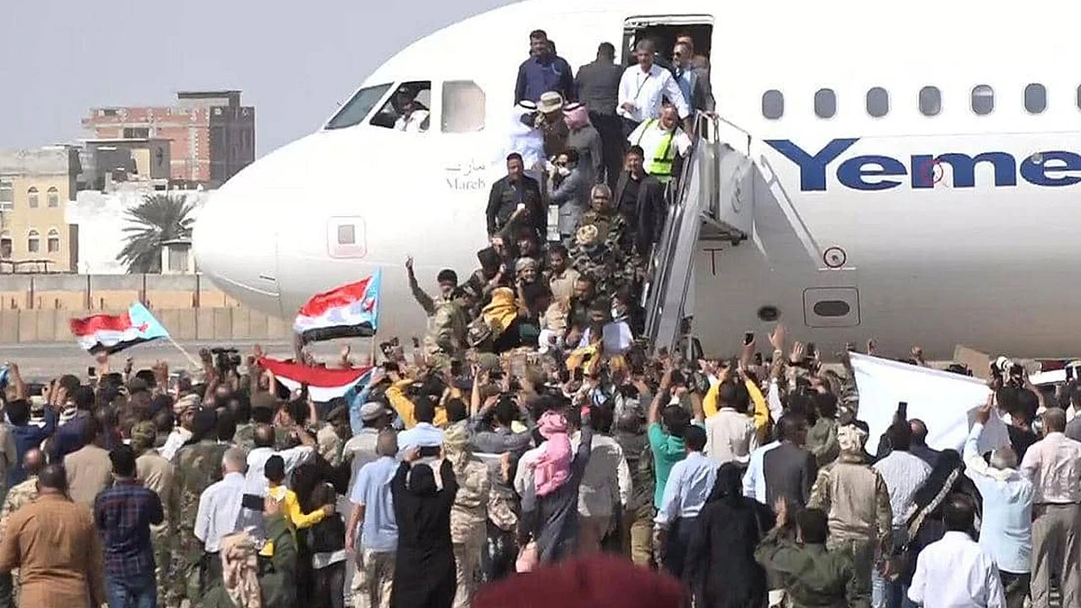 مصادر: وزراء الحكومة اليمنية كانوا داخل الطائرة لحظة انفجار مطار عدن