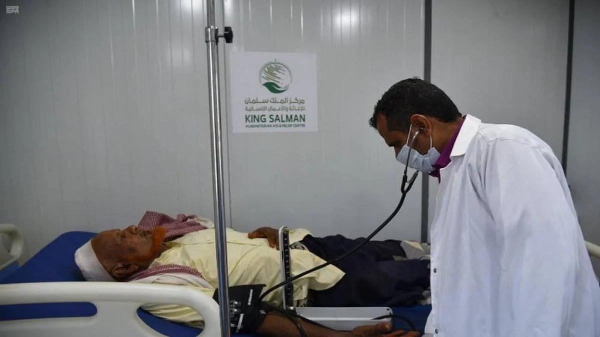 «إغاثي الملك سلمان» ينشر عيادات طبية متنقلة في عبس اليمنية