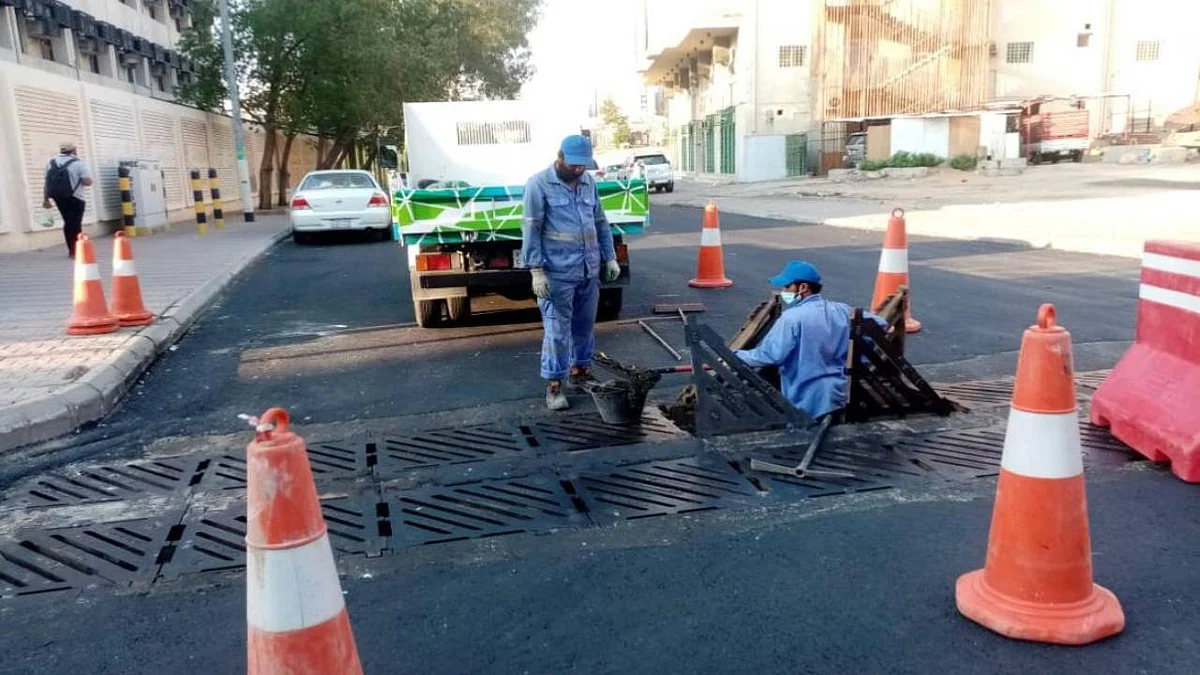 أمانة العاصمة المقدسة تواصل صيانة قنوات تصريف مياه الأمطار