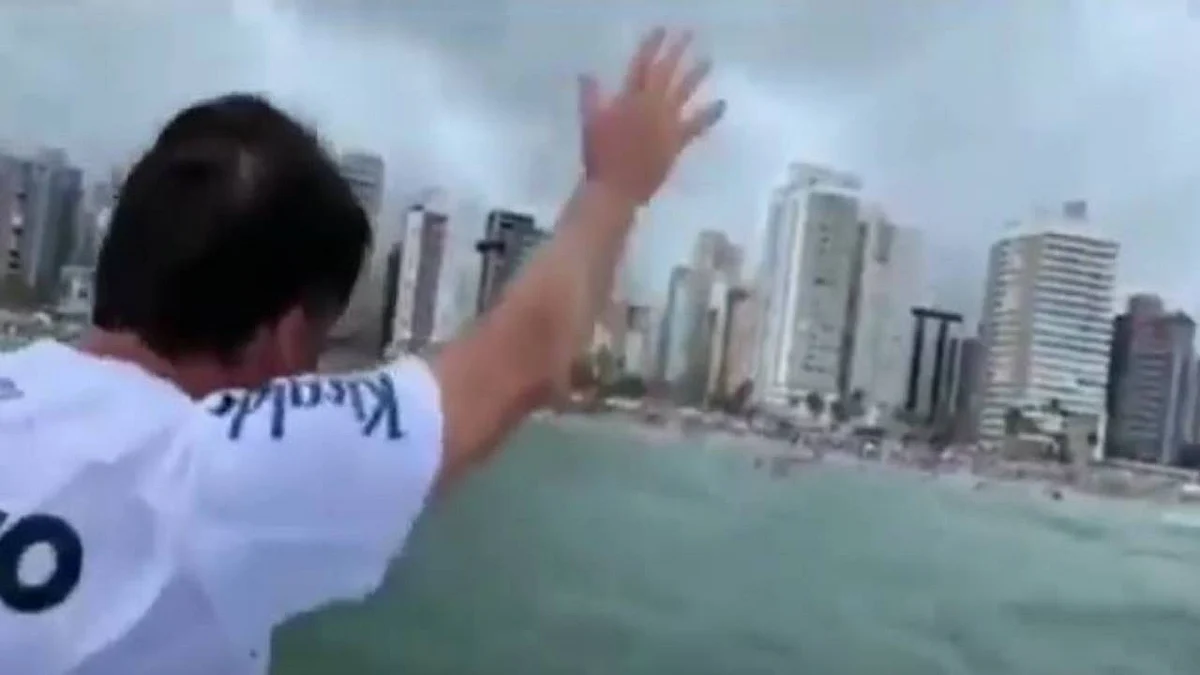 بالفيديو.. رئيس البرازيل يقفز في البحر خلال جولة بحرية