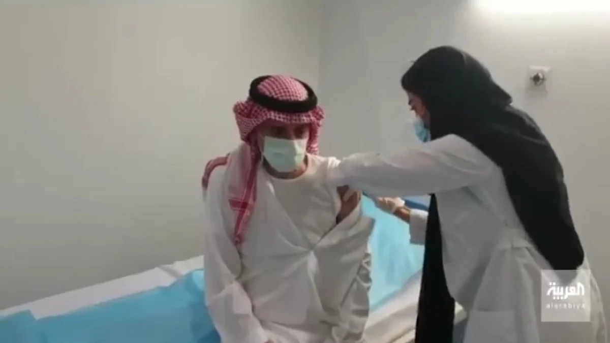 عادل الجبير يتلقى لقاح كورونا بمركز التطعيم في الرياض