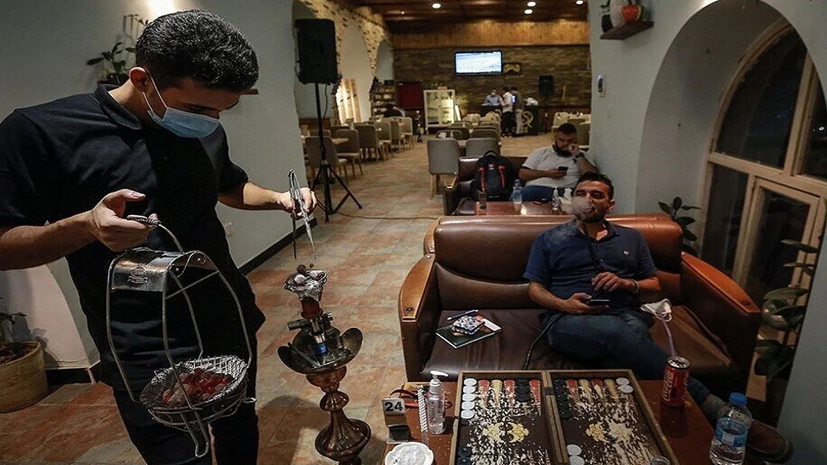 أبو ظبي تسمح بإعادة تقديم الشيشة في المقاهي بشروط