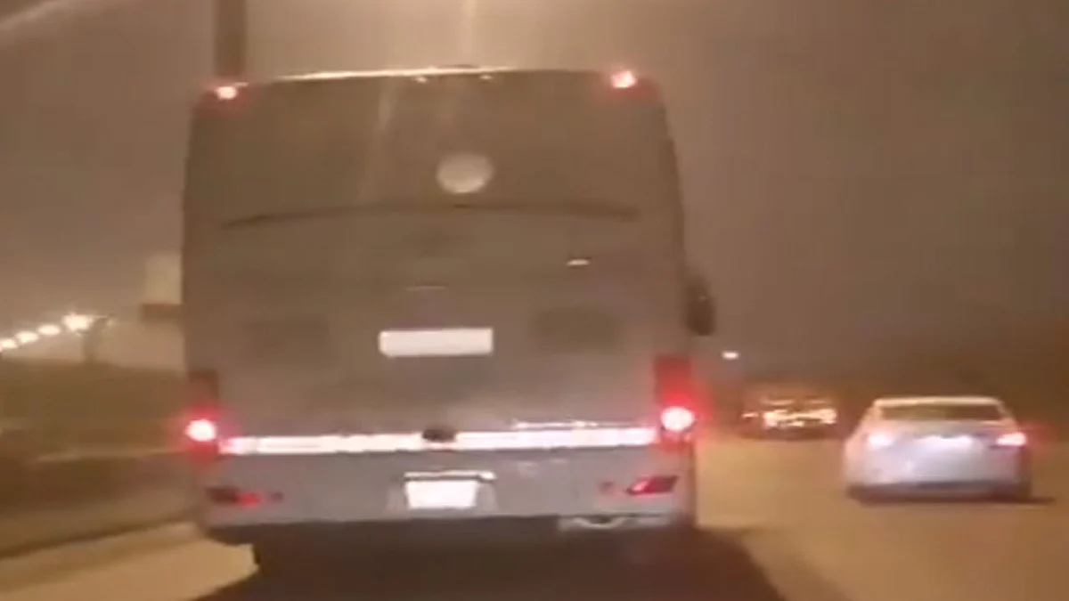 بالفيديو.. مرور الرياض يتفاعل مع بلاغ مواطن ويقبض على قائد باص مخالف