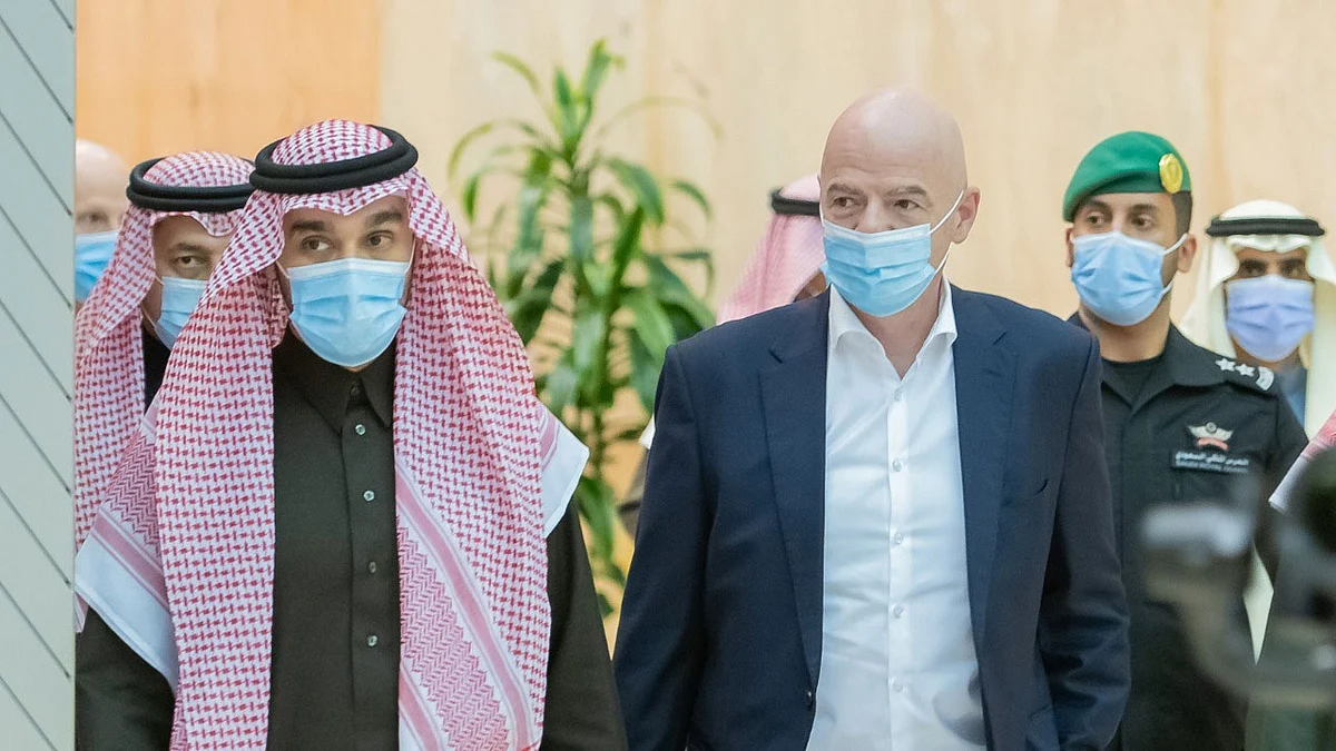رئيس «فيفا» في الرياض.. الفيصل يستقبل إنفانتينو لبحث تطوير كرة القدم