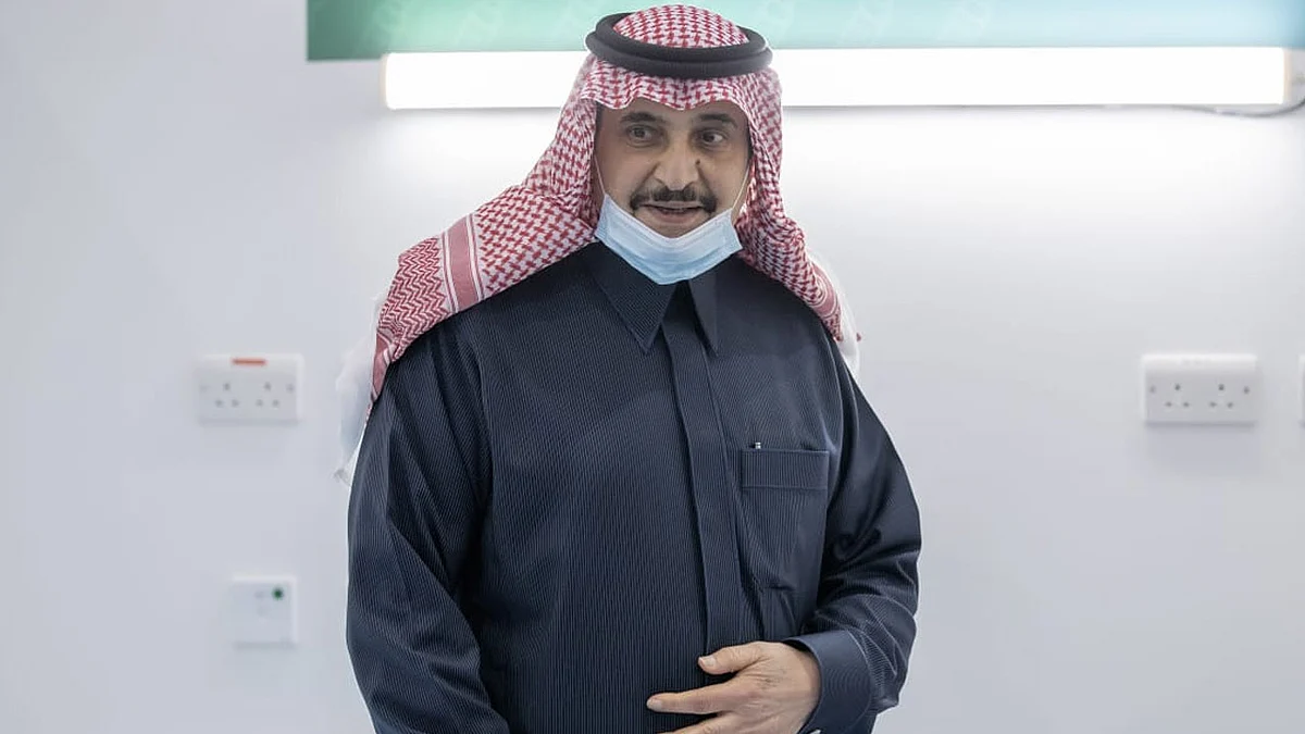 بالصور.. الأمير محمد بن فهد يتلقى لقاح كورونا: المملكة أبهرت العالم
