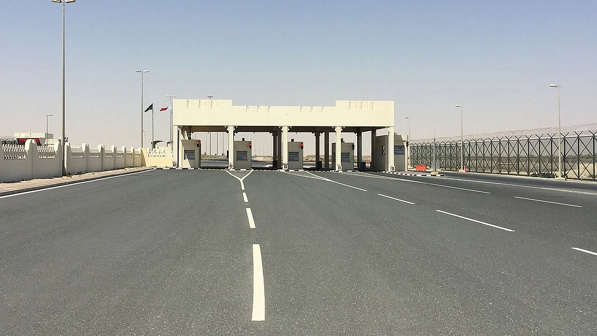 سيارات سعودية تستعد لدخول قطر عبر منفذ سلوى الحدودي