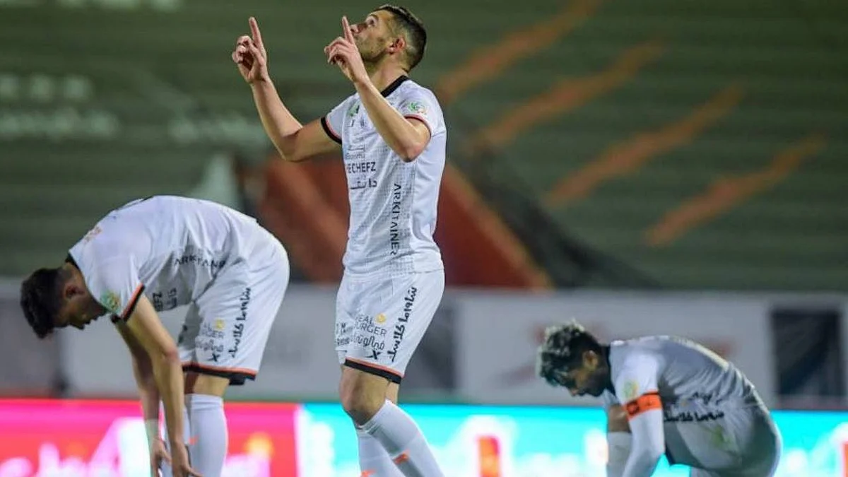 «صاروخ جوانكا» يقود الشباب للفوز على الاتفاق والقفز إلى وصافة الدوري