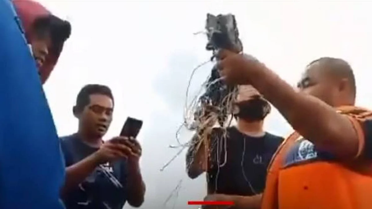 بالفيديو.. لحظة العثور على حطام يعتقد أنها للطائرة الإندونيسية المفقودة