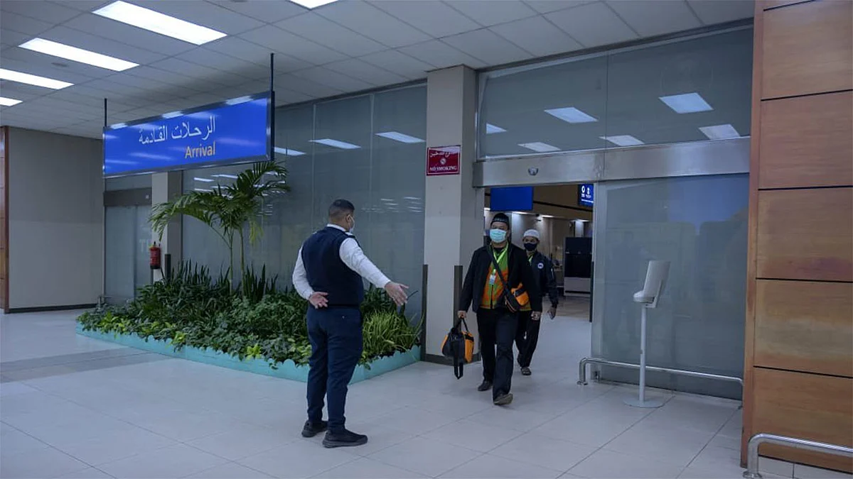بالصور.. وصول أفواج معتمرين من إندونيسيا إلى جدة بعد استئناف الرحلات الدولية