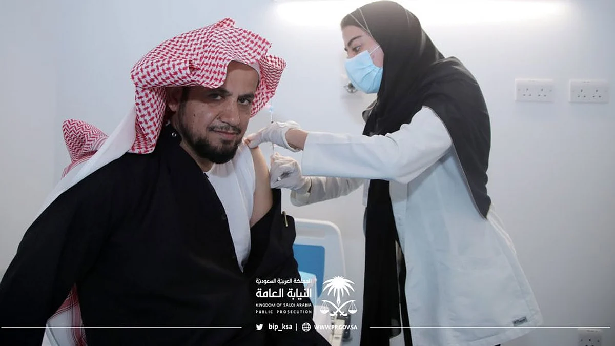 النائب العام يتلقى الجرعة الأولى من لقاح كورونا