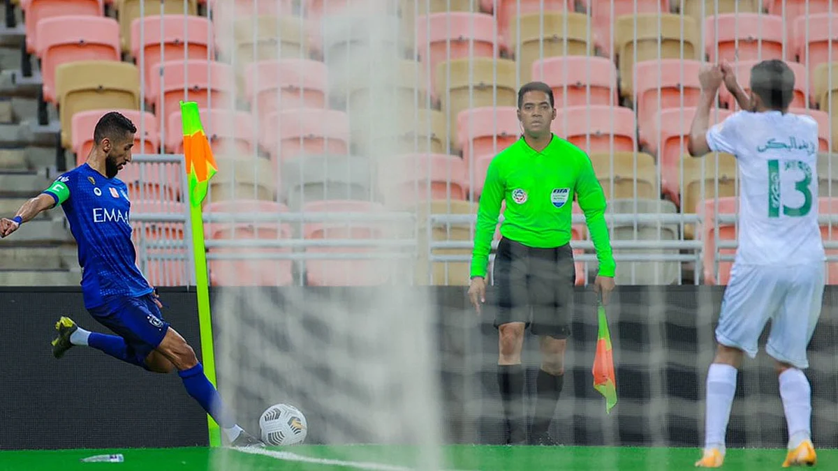 «الهلال» عن التحكيم: قراراته مجحفة.. ويطالب اتحاد القدم بحفظ حقوق الأندية