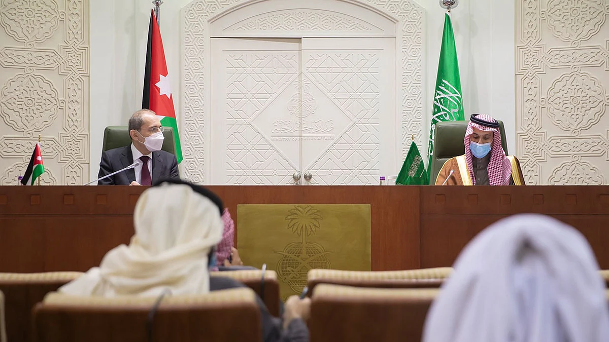 وزير خارجية الأردن من الرياض: ندين الهجمات الحوثية المتكررة على السعودية
