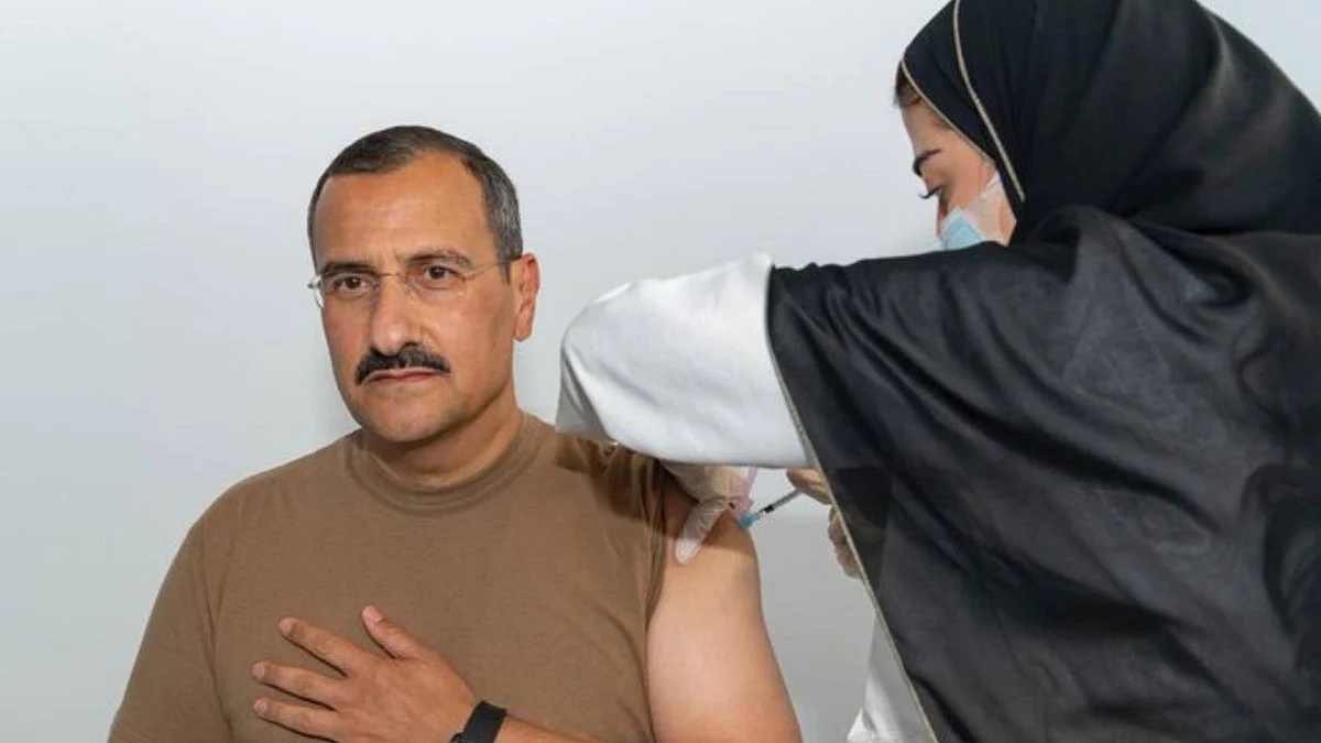 قائد القوات الجوية الملكية يتلقى الجرعة الأولى من لقاح كورونا