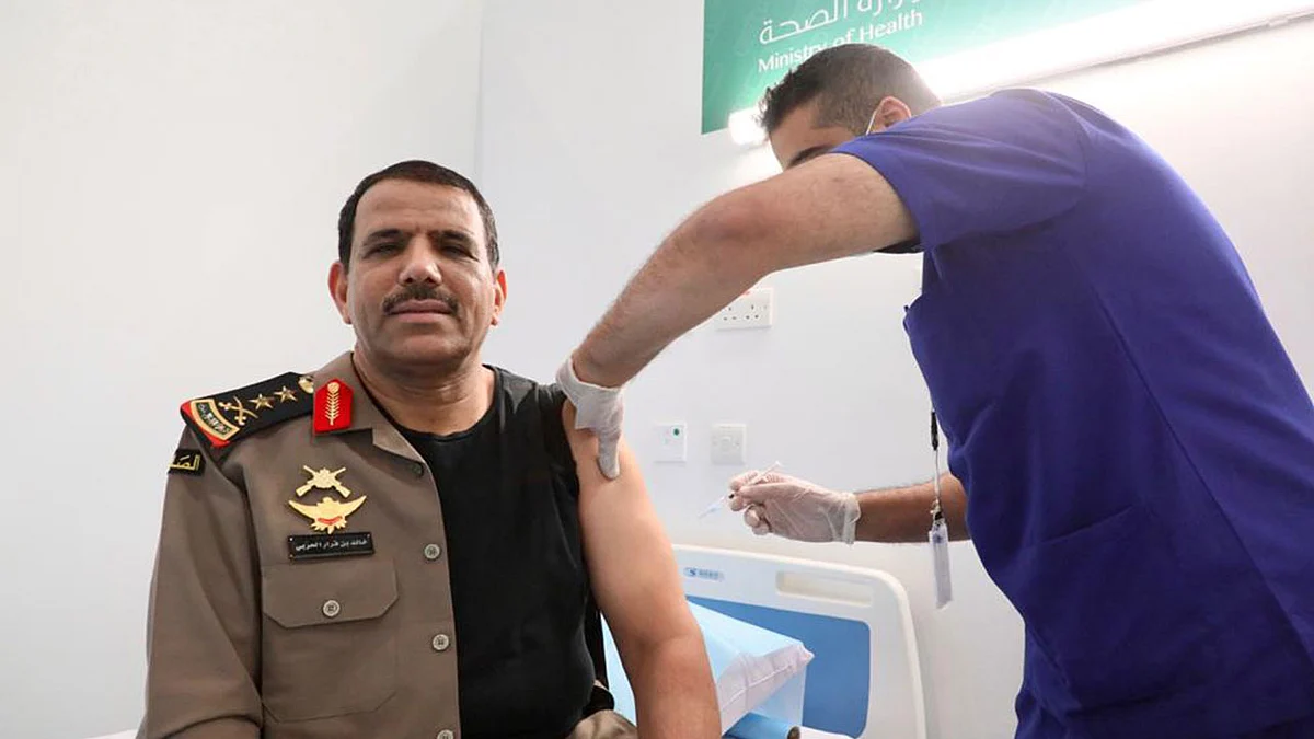 مدير الأمن العام ونائبه يتلقيان الجرعة الأولى من لقاح كورونا