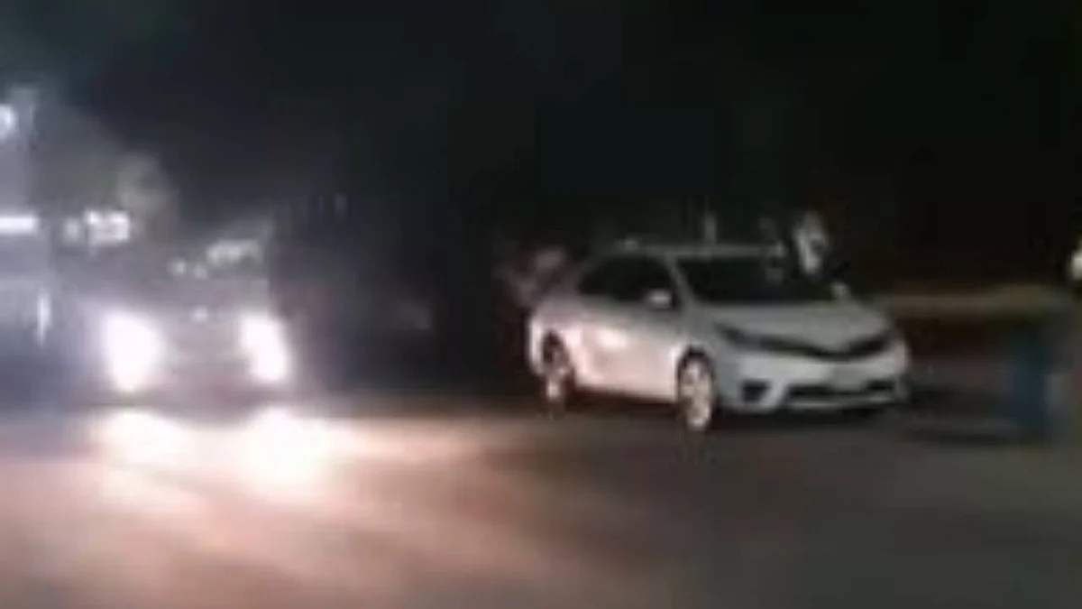 طفل يمارس التفحيط ويعرِّض حياة الآخرين للخطر.. والمرور يتدخل