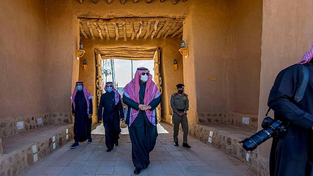 بالصور.. أمير الحدود الشمالية يتفقَّد قصر الملك عبدالعزيز التاريخي في مركز لينة