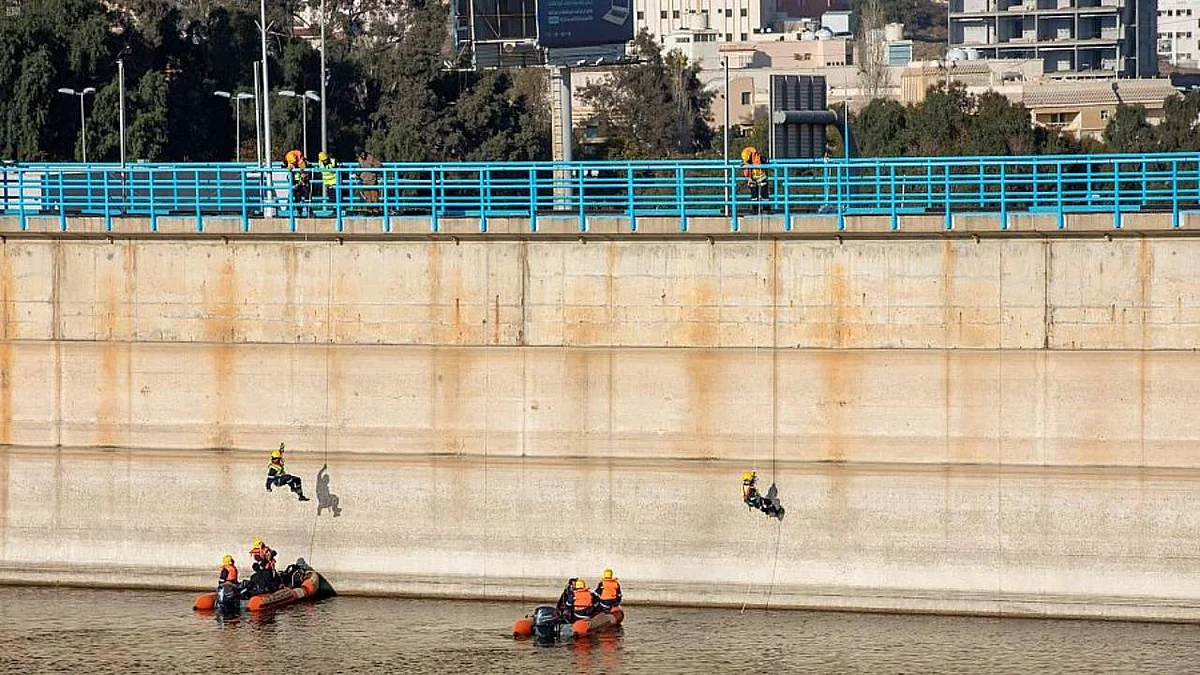 أمير عسير يرعى التطبيقَ الميداني لرجال الدفاع المدني على أعمال الإنقاذ