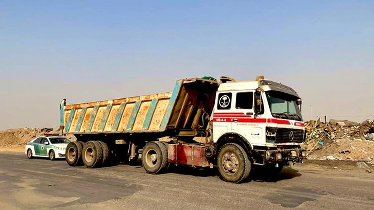 بالفيديو.. القبض على سائق شاحنة تساقطت أحجار كبيرة منها على طرق جدة