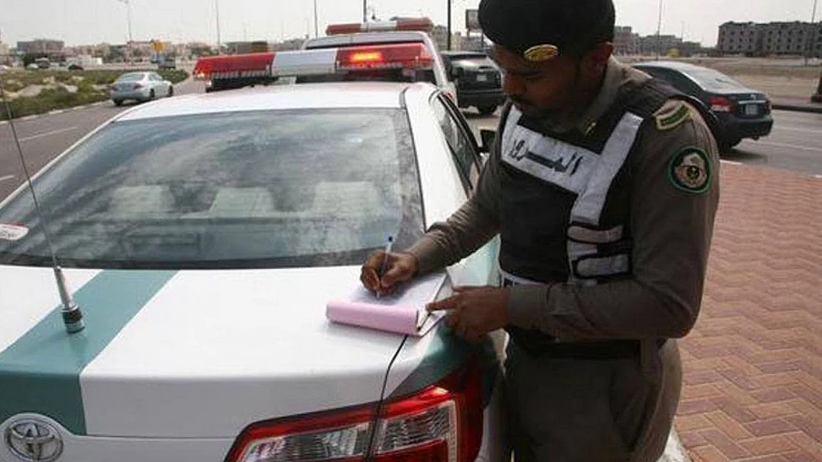 «المرور»: 5 حالات تلزم قائد المركبة بأقصى يمين الطريق