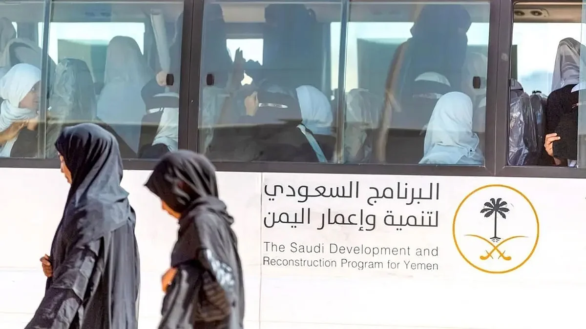 السعودية توفر حافلات مدرسية لعشرات الطالبات في «سقطرى» اليمنية