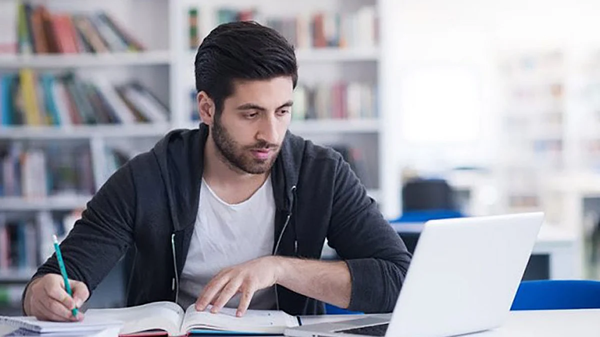 البحرين تعتمد التعليم «عن بعد» وتوقف الخدمات بالمطاعم