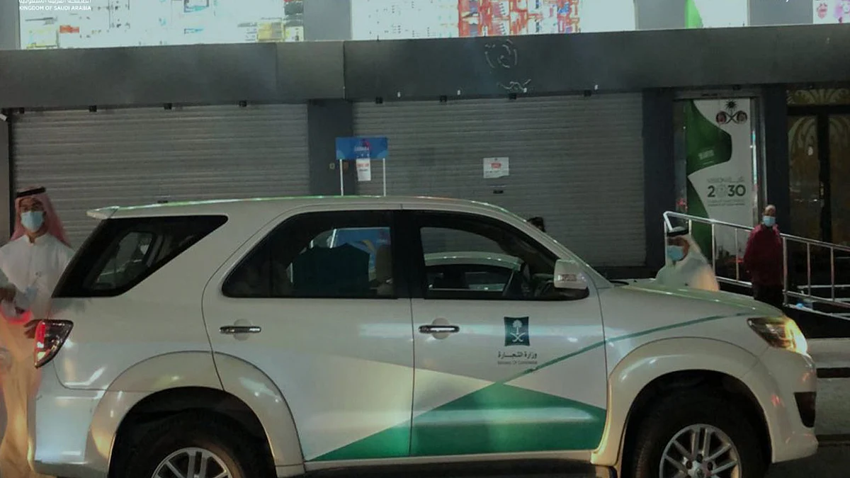 بالصور.. إغلاق «هايبر ماركت» ومحلات مجاورة له بالدمام