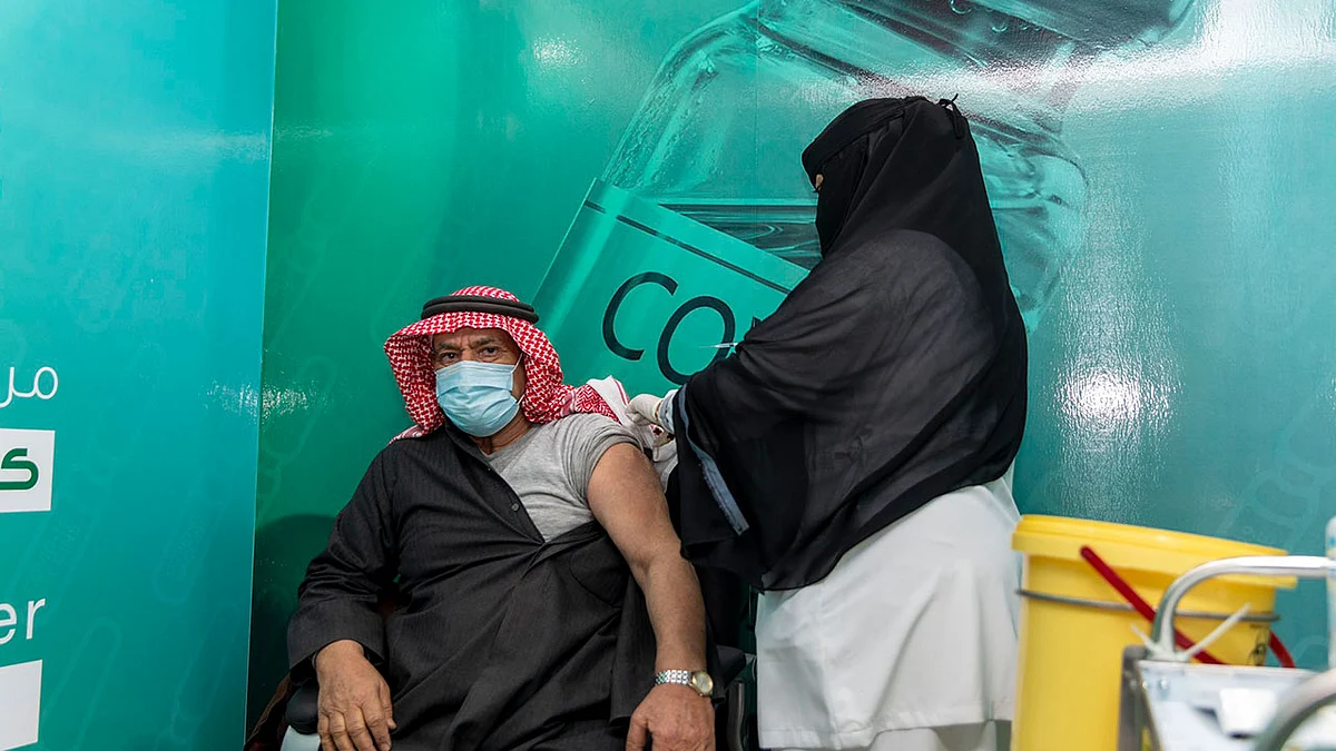 «الغامدي» يتوقع موعد تطعيم 70% من قاطني السعودية ضد كورونا
