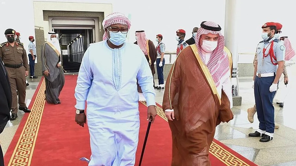بالصور.. رئيس غينيا يصل إلى جدة